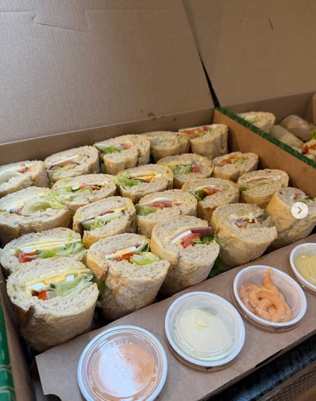 Mini broodjes catering op locatie door Belimi Kalu voor een verjaardagsfeest